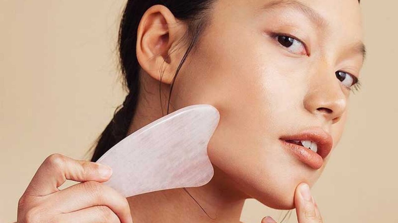 Eleva tu rutina de skincare incluyendo masaje con Guasha/Roller