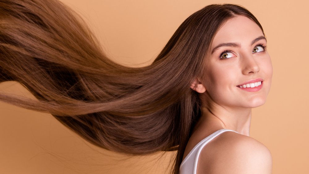 Cabello fuerte y abundante con esta rutina natural