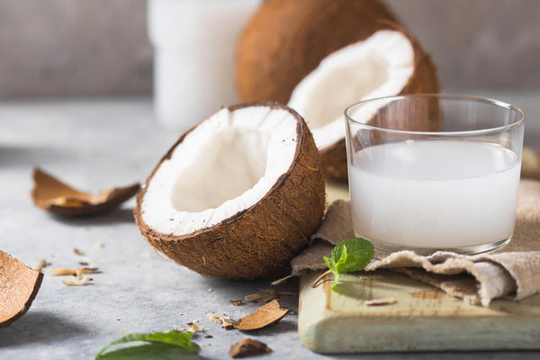 Agua de coco fermentada para la salud estomacal